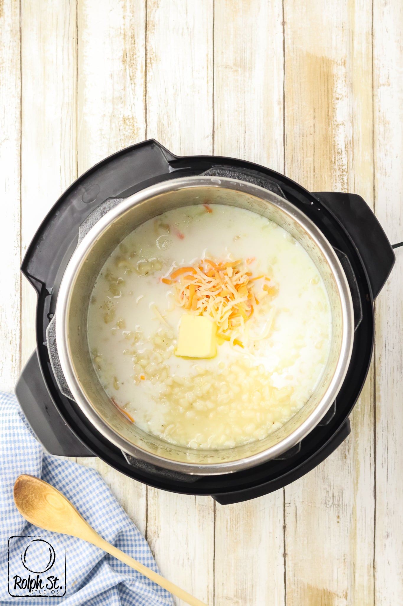 Exclusive Instant Pot Cheesy Grits